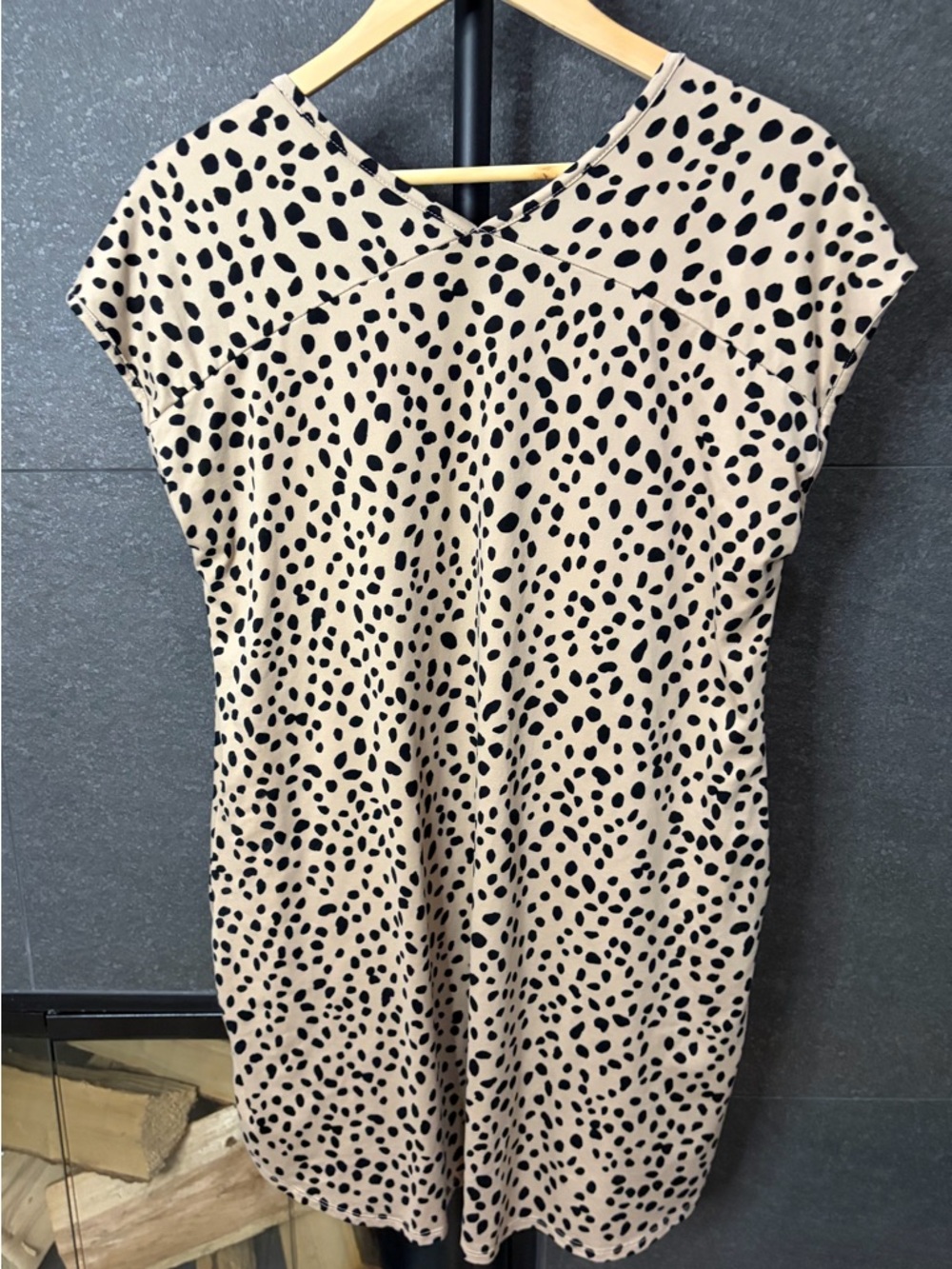 Tan and Black Dalmatian Print V Neck Dress Size Medium - Picture 9 of 13